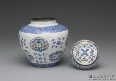 图片[3]-Copper lidded jar with flowers and butterflies decoration in painted enamels on a white glaze ground, Qing dynasty, Qianlong reign (1736-1795)-China Archive